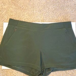 Callie by Carrie Underwood Woven 5 inch shorts